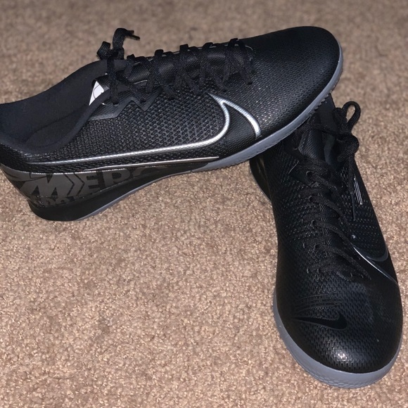 Nike Mercurial Vapor XIII Academy AG Rouge Junior.